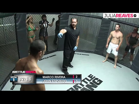 ❤️ Ultimate Fighter ቀለበቱ ውስጥ ከተጣላ በኋላ አንዲት ቁጥር ሴትን ትበዳለች። ❤  በእኛ ❌️❤
